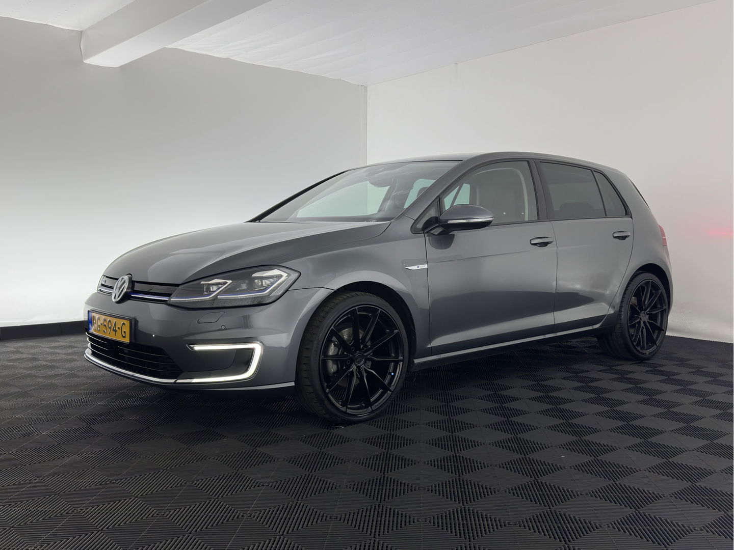 Volkswagen e-Golf (SOH-100%) Aut.* LUXURY-LEATHER | FULL-LED | NAVI-FULLMAP | CAMERA | HEATED-SPORTSEATS | ECC | PDC | CARPLAY | CRUISE | PRIVACY-GLASS | DIGI-COCKPIT | AMBIENT-LIGHT | CCS-FASTLOADER | 19''ALU*