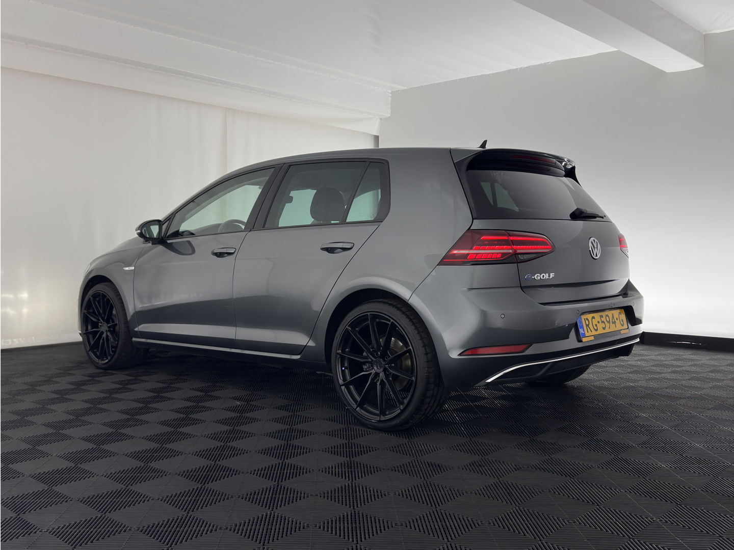 Volkswagen e-Golf (SOH-100%) Aut.* LUXURY-LEATHER | FULL-LED | NAVI-FULLMAP | CAMERA | HEATED-SPORTSEATS | ECC | PDC | CARPLAY | CRUISE | PRIVACY-GLASS | DIGI-COCKPIT | AMBIENT-LIGHT | CCS-FASTLOADER | 19''ALU*