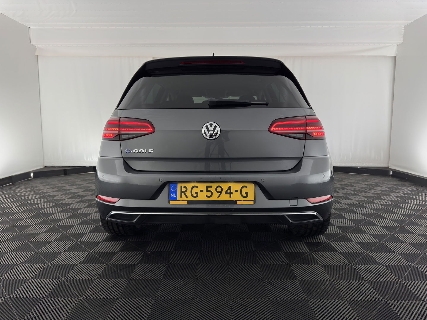 Volkswagen e-Golf (SOH-100%) Aut.* LUXURY-LEATHER | FULL-LED | NAVI-FULLMAP | CAMERA | HEATED-SPORTSEATS | ECC | PDC | CARPLAY | CRUISE | PRIVACY-GLASS | DIGI-COCKPIT | AMBIENT-LIGHT | CCS-FASTLOADER | 19''ALU*