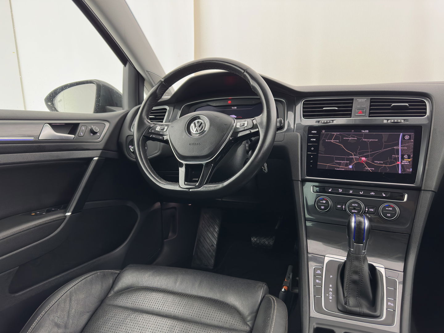 Volkswagen e-Golf (SOH-100%) Aut.* LUXURY-LEATHER | FULL-LED | NAVI-FULLMAP | CAMERA | HEATED-SPORTSEATS | ECC | PDC | CARPLAY | CRUISE | PRIVACY-GLASS | DIGI-COCKPIT | AMBIENT-LIGHT | CCS-FASTLOADER | 19''ALU*