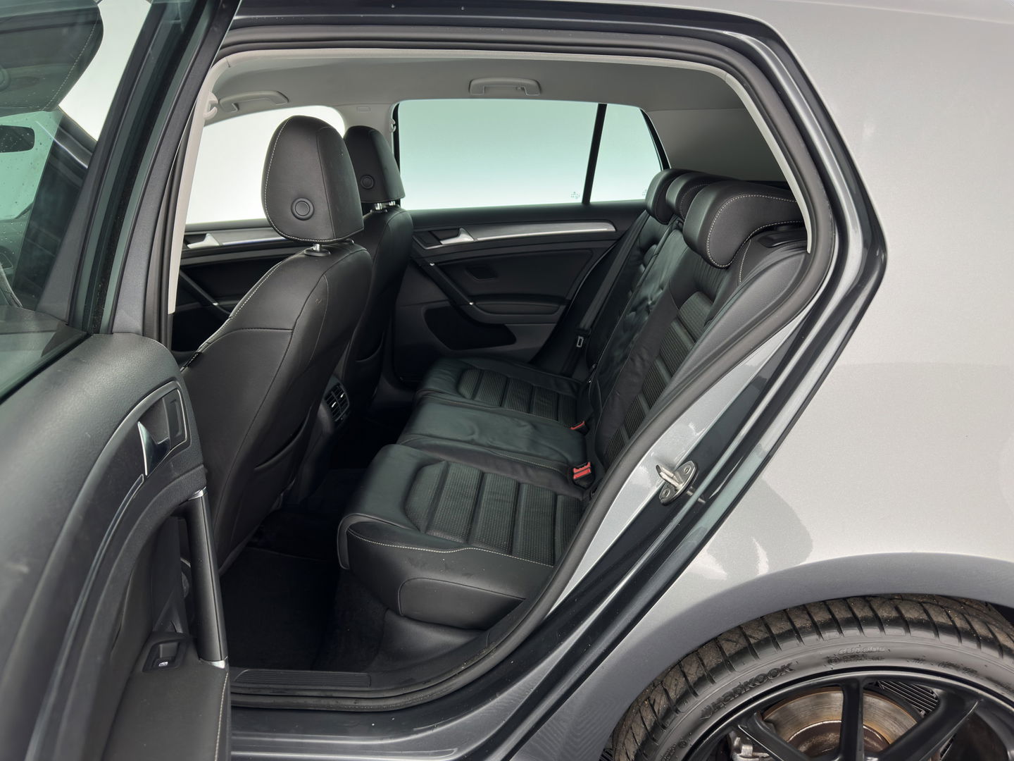 Volkswagen E-Golf {SOH-100%) Aut.* LUXURY-LEATHER | FULL-LED | NAVI-FULLMAP | CAMERA | HEATED-SPORTSEATS | ECC | PDC | CARPLAY | CRUISE | PRIVACY-GLASS | DIGI-COCKPIT | AMBIENT-LIGHT | CCS-FASTLOADER | 19''ALU*