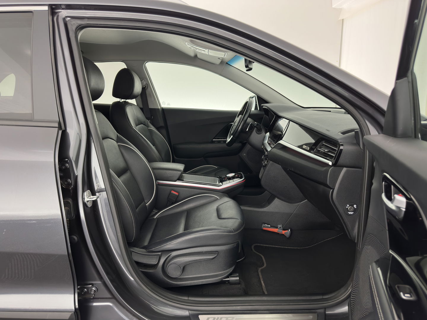 Kia e-Niro ExecutiveLine 64 kWh (3-Fase) {SOH-100%) (INCL-BTW)  Aut *HEATPUMP | LUXURY-LEATHER | FULL-LED | NAVI-FULLMAP | ADAPTIVE-CRUISE | CAMERA | MEMORY-PACK | LANE-ASSIST | KEYLESS | DIGI-COCKPIT | PRIVACY-GLASS | AMBIENT-LIGHT | 17"ALU*