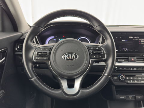 Kia e-Niro ExecutiveLine 64 kWh (3-Fase) {SOH-100%) (INCL-BTW)  Aut *HEATPUMP | LUXURY-LEATHER | FULL-LED | NAVI-FULLMAP | ADAPTIVE-CRUISE | CAMERA | MEMORY-PACK | LANE-ASSIST | KEYLESS | DIGI-COCKPIT | PRIVACY-GLASS | AMBIENT-LIGHT | 17"ALU*