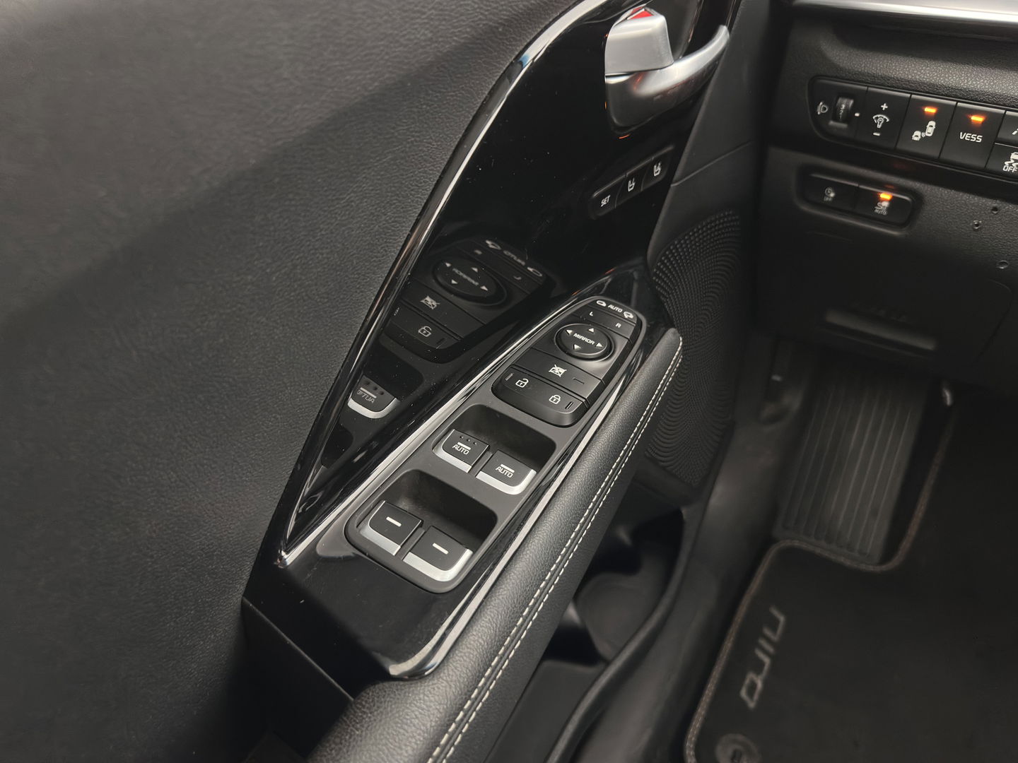 Kia e-Niro ExecutiveLine 64 kWh (3-Fase) {SOH-100%) (INCL-BTW)  Aut *HEATPUMP | LUXURY-LEATHER | FULL-LED | NAVI-FULLMAP | ADAPTIVE-CRUISE | CAMERA | MEMORY-PACK | LANE-ASSIST | KEYLESS | DIGI-COCKPIT | PRIVACY-GLASS | AMBIENT-LIGHT | 17"ALU*