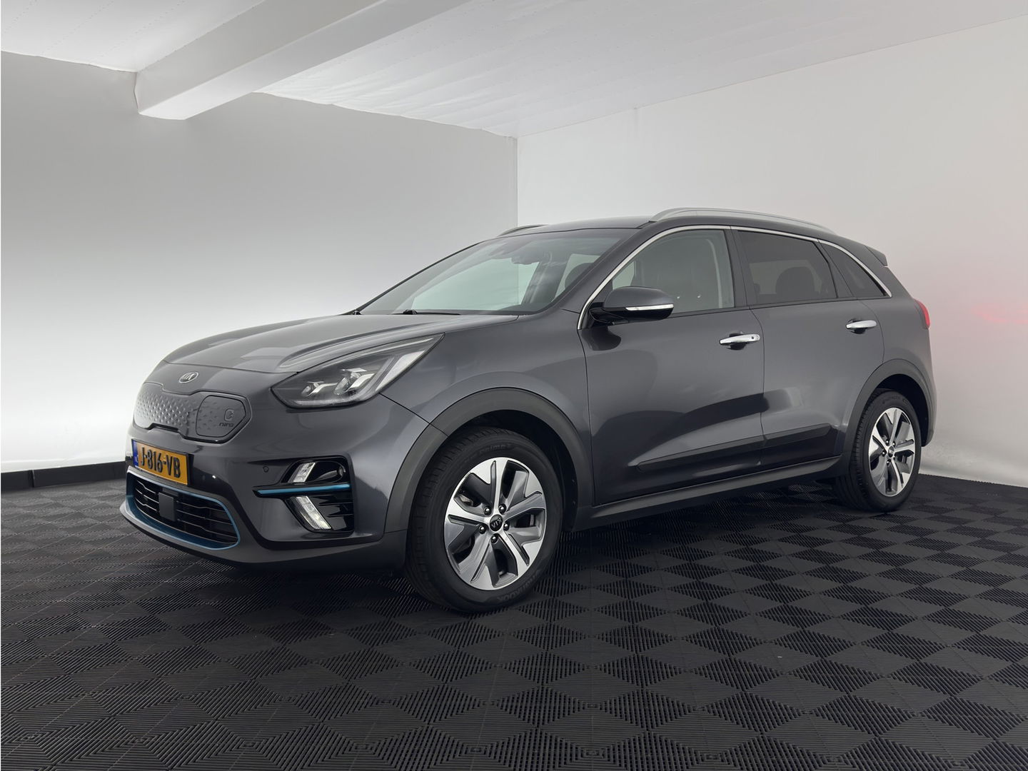 Kia e-Niro ExecutiveLine 64 kWh (3-Fase) {SOH-100%) (INCL-BTW)  Aut *HEATPUMP | LUXURY-LEATHER | FULL-LED | NAVI-FULLMAP | ADAPTIVE-CRUISE | CAMERA | MEMORY-PACK | LANE-ASSIST | KEYLESS | DIGI-COCKPIT | PRIVACY-GLASS | AMBIENT-LIGHT | 17"ALU*