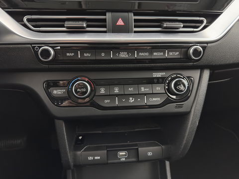 Kia e-Niro ExecutiveLine 64 kWh (3-Fase) {SOH-100%) (INCL-BTW)  Aut *HEATPUMP | LUXURY-LEATHER | FULL-LED | NAVI-FULLMAP | ADAPTIVE-CRUISE | CAMERA | MEMORY-PACK | LANE-ASSIST | KEYLESS | DIGI-COCKPIT | PRIVACY-GLASS | AMBIENT-LIGHT | 17"ALU*