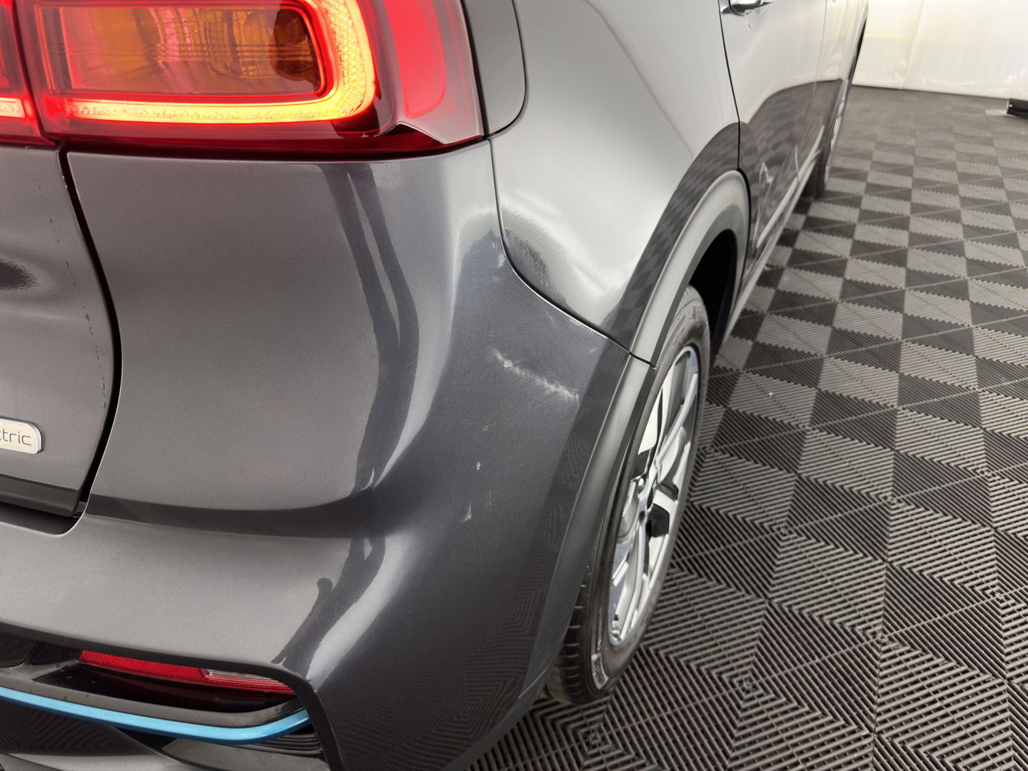 Kia e-Niro ExecutiveLine 64 kWh (3-Fase) {SOH-100%) (INCL-BTW)  Aut *HEATPUMP | LUXURY-LEATHER | FULL-LED | NAVI-FULLMAP | ADAPTIVE-CRUISE | CAMERA | MEMORY-PACK | LANE-ASSIST | KEYLESS | DIGI-COCKPIT | PRIVACY-GLASS | AMBIENT-LIGHT | 17"ALU*