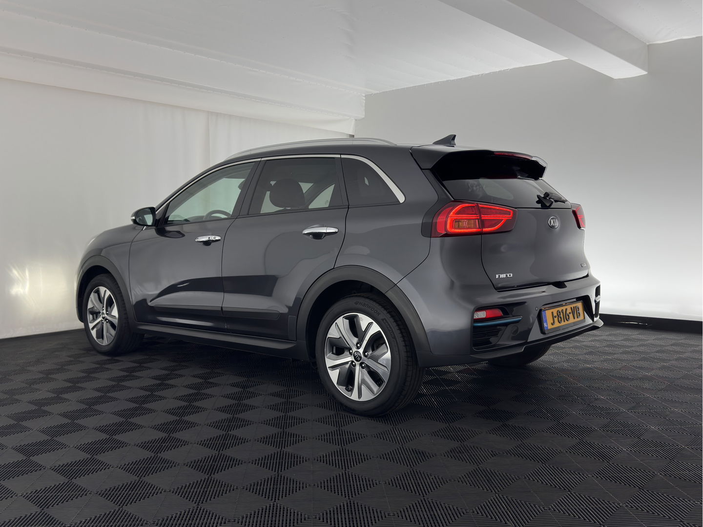 Kia e-Niro ExecutiveLine 64 kWh (3-Fase) {SOH-100%) (INCL-BTW)  Aut *HEATPUMP | LUXURY-LEATHER | FULL-LED | NAVI-FULLMAP | ADAPTIVE-CRUISE | CAMERA | MEMORY-PACK | LANE-ASSIST | KEYLESS | DIGI-COCKPIT | PRIVACY-GLASS | AMBIENT-LIGHT | 17"ALU*
