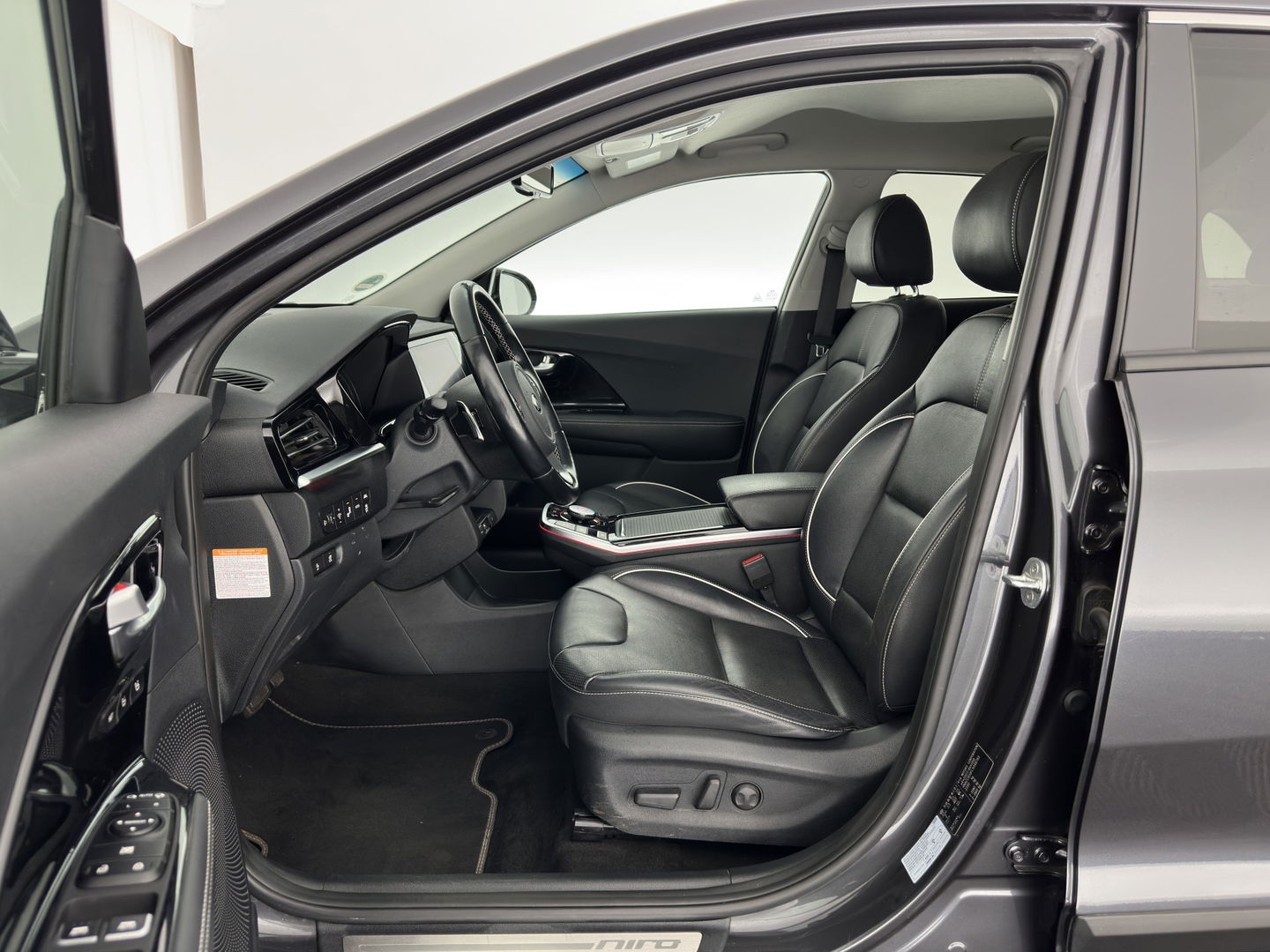 Kia e-Niro ExecutiveLine 64 kWh (3-Fase) {SOH-100%) (INCL-BTW)  Aut *HEATPUMP | LUXURY-LEATHER | FULL-LED | NAVI-FULLMAP | ADAPTIVE-CRUISE | CAMERA | MEMORY-PACK | LANE-ASSIST | KEYLESS | DIGI-COCKPIT | PRIVACY-GLASS | AMBIENT-LIGHT | 17"ALU*