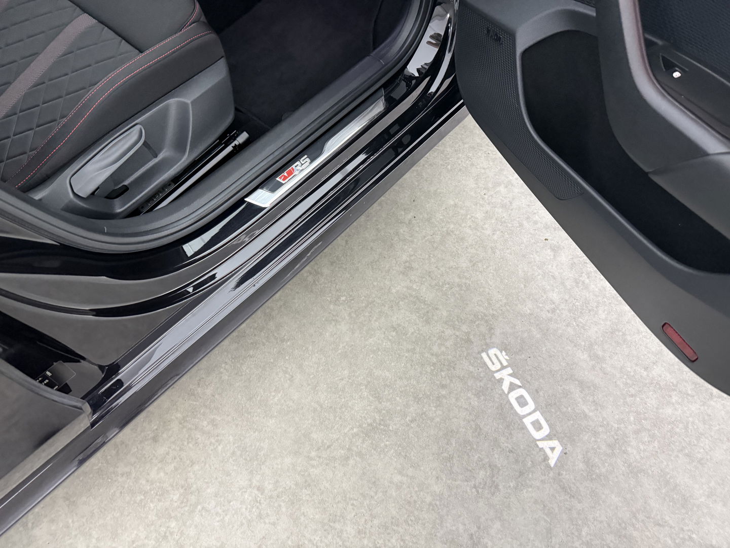 Škoda Octavia Combi VRS iV 1.4 eTsi 245PK | SOH 93% | Pano | HuD | Sfeer | Stoel/Stuur verw. | Virtual | Adap. Cruise | Carplay | Camera | Canton Audio