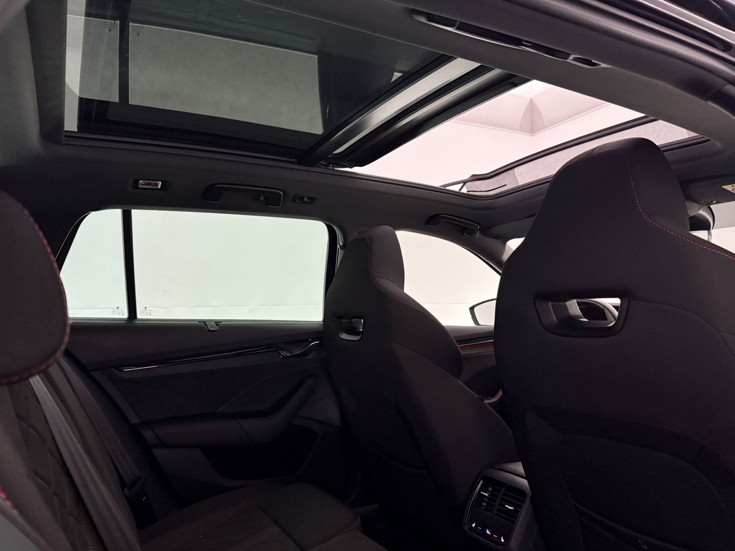 Škoda Octavia Combi VRS iV 1.4 eTsi 245PK | SOH 93% | Pano | HuD | Sfeer | Stoel/Stuur verw. | Virtual | Adap. Cruise | Carplay | Camera | Canton Audio