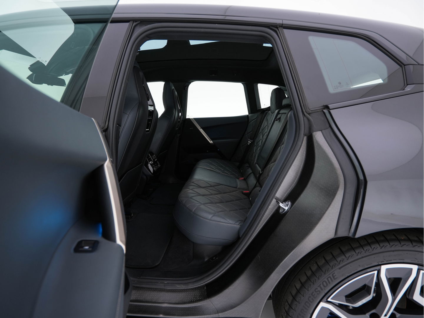 BMW iX xDrive40 High Executive 77 kWh ( 3-Fase ) {SOH-100%} (INCL-BTW) Aut. *PANO | HEAD-UP | HARMAN/KARDON-SURROUND | SOFT-CLOSE | DAB+ | DIGI-COCKPIT | HEATED-COMFORTSEATS | FULL-LED | CARPLAY | TOWBAR | AMBIENT-LIGHT | TOPVIEW | MEMORY-PACK |