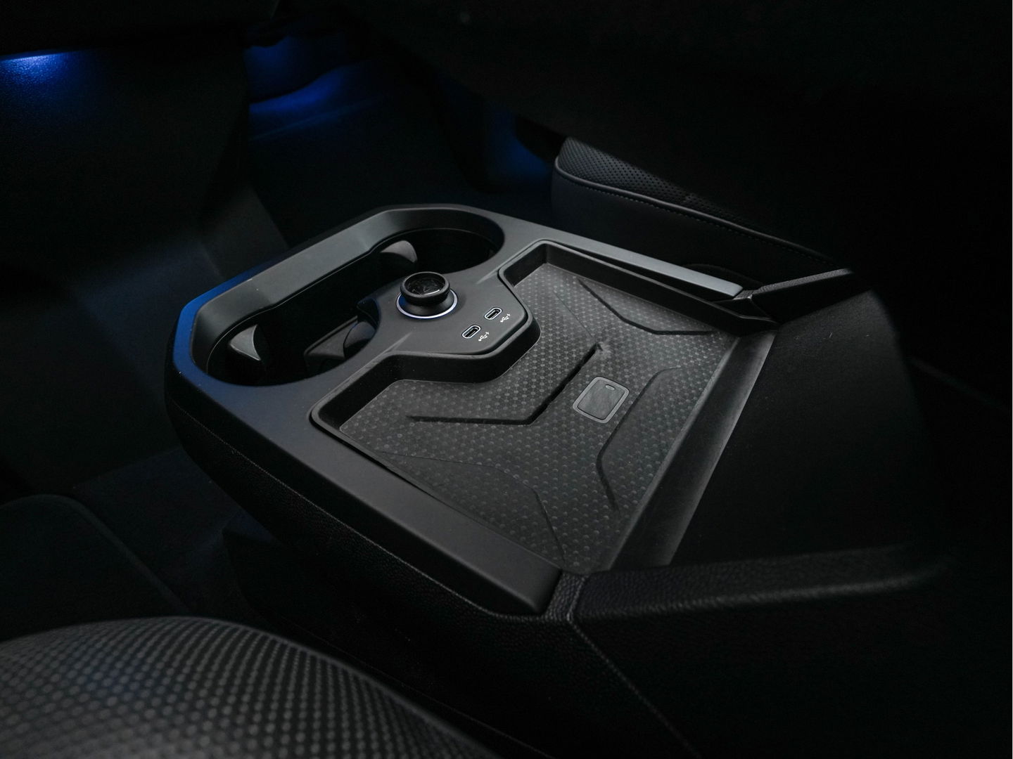 BMW iX xDrive40 High Executive 77 kWh ( 3-Fase ) {SOH-100%} (INCL-BTW) Aut. *PANO | HEAD-UP | HARMAN/KARDON-SURROUND | SOFT-CLOSE | DAB+ | DIGI-COCKPIT | HEATED-COMFORTSEATS | FULL-LED | CARPLAY | TOWBAR | AMBIENT-LIGHT | TOPVIEW | MEMORY-PACK |