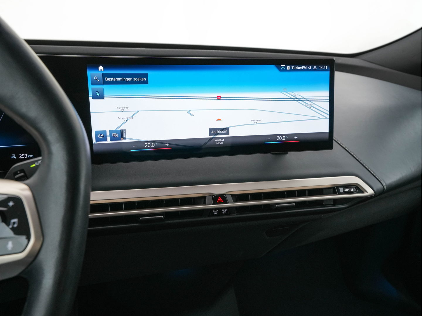 BMW iX xDrive40 High Executive 77 kWh ( 3-Fase ) {SOH-100%} (INCL-BTW) Aut. *PANO | HEAD-UP | HARMAN/KARDON-SURROUND | SOFT-CLOSE | DAB+ | DIGI-COCKPIT | HEATED-COMFORTSEATS | FULL-LED | CARPLAY | TOWBAR | AMBIENT-LIGHT | TOPVIEW | MEMORY-PACK |