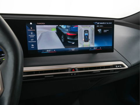 BMW iX xDrive40 High Executive 77 kWh ( 3-Fase ) {SOH-100%} (INCL-BTW) Aut. *PANO | HEAD-UP | HARMAN/KARDON-SURROUND | SOFT-CLOSE | DAB+ | DIGI-COCKPIT | HEATED-COMFORTSEATS | FULL-LED | CARPLAY | TOWBAR | AMBIENT-LIGHT | TOPVIEW | MEMORY-PACK |