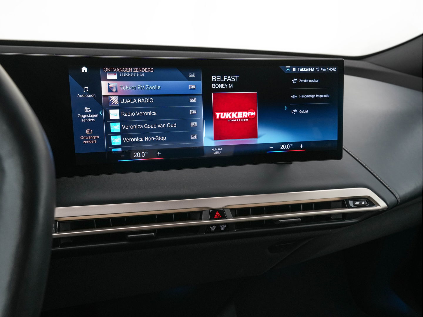 BMW iX xDrive40 High Executive 77 kWh ( 3-Fase ) {SOH-100%} (INCL-BTW) Aut. *PANO | HEAD-UP | HARMAN/KARDON-SURROUND | SOFT-CLOSE | DAB+ | DIGI-COCKPIT | HEATED-COMFORTSEATS | FULL-LED | CARPLAY | TOWBAR | AMBIENT-LIGHT | TOPVIEW | MEMORY-PACK |