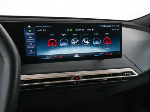 BMW iX xDrive40 High Executive 77 kWh ( 3-Fase ) {SOH-100%} (INCL-BTW) Aut. *PANO | HEAD-UP | HARMAN/KARDON-SURROUND | SOFT-CLOSE | DAB+ | DIGI-COCKPIT | HEATED-COMFORTSEATS | FULL-LED | CARPLAY | TOWBAR | AMBIENT-LIGHT | TOPVIEW | MEMORY-PACK |