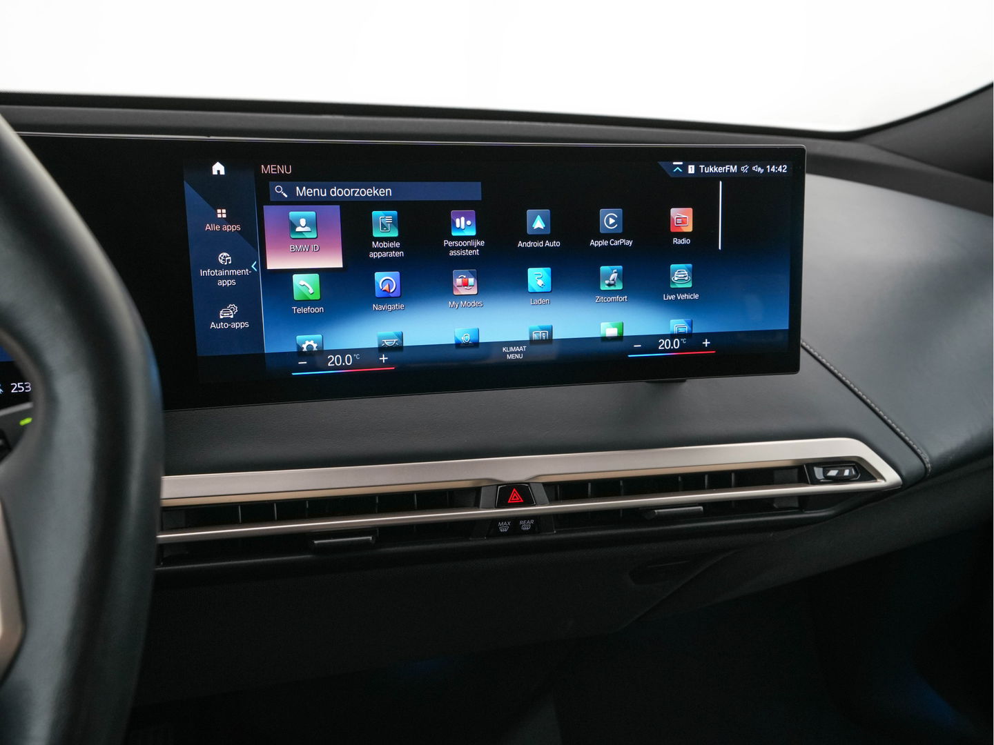 BMW iX xDrive40 High Executive 77 kWh ( 3-Fase ) {SOH-100%} (INCL-BTW) Aut. *PANO | HEAD-UP | HARMAN/KARDON-SURROUND | SOFT-CLOSE | DAB+ | DIGI-COCKPIT | HEATED-COMFORTSEATS | FULL-LED | CARPLAY | TOWBAR | AMBIENT-LIGHT | TOPVIEW | MEMORY-PACK |