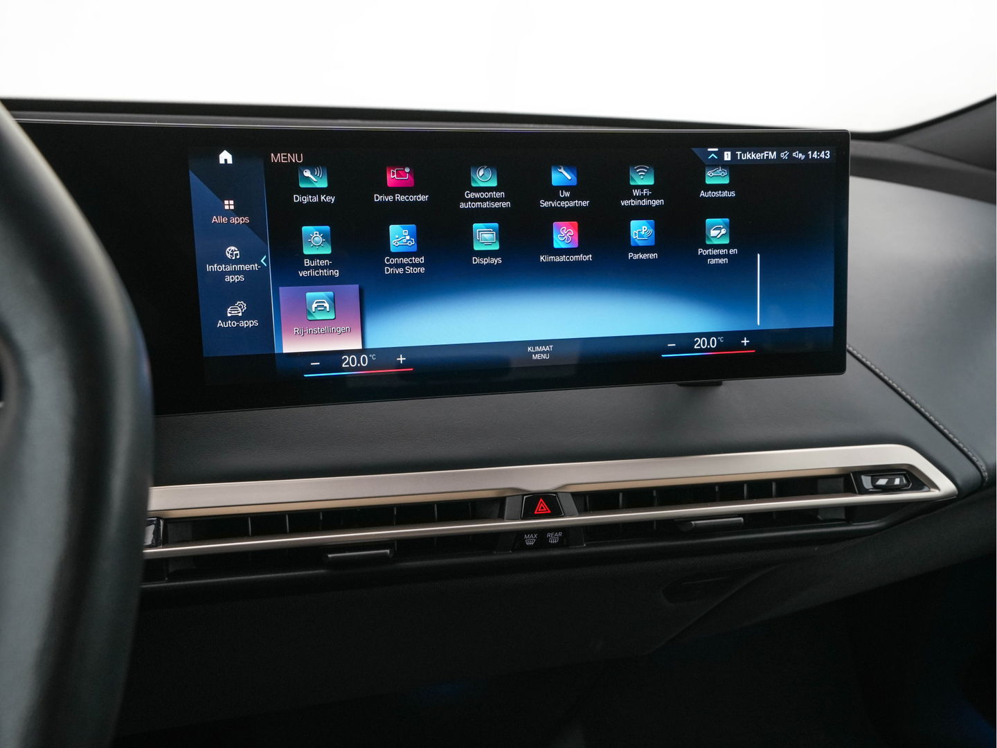 BMW iX xDrive40 High Executive 77 kWh ( 3-Fase ) {SOH-100%} (INCL-BTW) Aut. *PANO | HEAD-UP | HARMAN/KARDON-SURROUND | SOFT-CLOSE | DAB+ | DIGI-COCKPIT | HEATED-COMFORTSEATS | FULL-LED | CARPLAY | TOWBAR | AMBIENT-LIGHT | TOPVIEW | MEMORY-PACK |