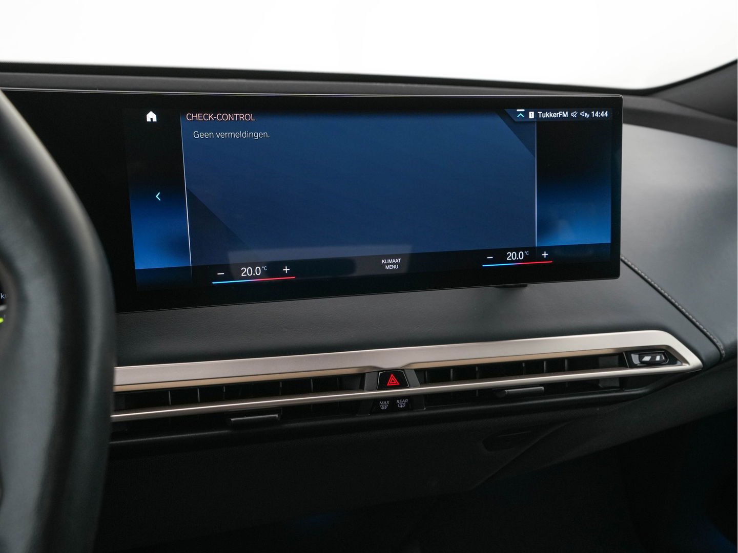 BMW iX xDrive40 High Executive 77 kWh ( 3-Fase ) {SOH-100%} (INCL-BTW) Aut. *PANO | HEAD-UP | HARMAN/KARDON-SURROUND | SOFT-CLOSE | DAB+ | DIGI-COCKPIT | HEATED-COMFORTSEATS | FULL-LED | CARPLAY | TOWBAR | AMBIENT-LIGHT | TOPVIEW | MEMORY-PACK |