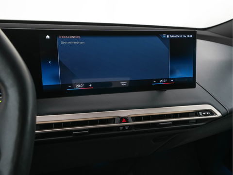 BMW iX xDrive40 High Executive 77 kWh ( 3-Fase ) {SOH-100%} (INCL-BTW) Aut. *PANO | HEAD-UP | HARMAN/KARDON-SURROUND | SOFT-CLOSE | DAB+ | DIGI-COCKPIT | HEATED-COMFORTSEATS | FULL-LED | CARPLAY | TOWBAR | AMBIENT-LIGHT | TOPVIEW | MEMORY-PACK |