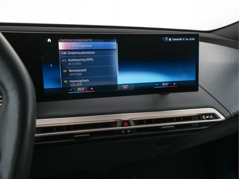 BMW iX xDrive40 High Executive 77 kWh ( 3-Fase ) {SOH-100%} (INCL-BTW) Aut. *PANO | HEAD-UP | HARMAN/KARDON-SURROUND | SOFT-CLOSE | DAB+ | DIGI-COCKPIT | HEATED-COMFORTSEATS | FULL-LED | CARPLAY | TOWBAR | AMBIENT-LIGHT | TOPVIEW | MEMORY-PACK |