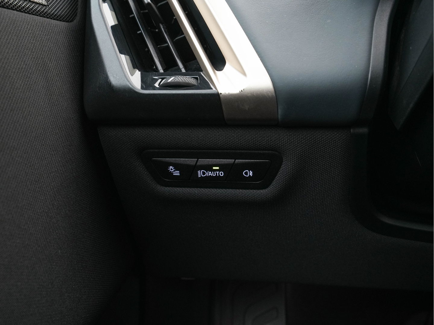 BMW iX xDrive40 High Executive 77 kWh ( 3-Fase ) {SOH-100%} (INCL-BTW) Aut. *PANO | HEAD-UP | HARMAN/KARDON-SURROUND | SOFT-CLOSE | DAB+ | DIGI-COCKPIT | HEATED-COMFORTSEATS | FULL-LED | CARPLAY | TOWBAR | AMBIENT-LIGHT | TOPVIEW | MEMORY-PACK |