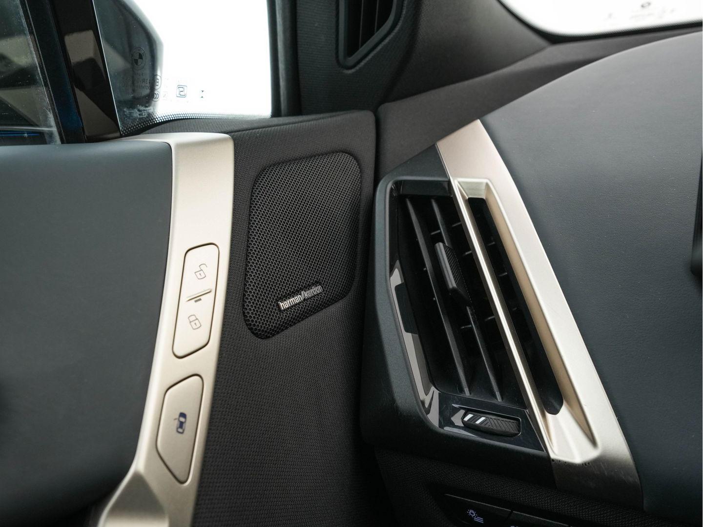 BMW iX xDrive40 High Executive 77 kWh ( 3-Fase ) {SOH-100%} (INCL-BTW) Aut. *PANO | HEAD-UP | HARMAN/KARDON-SURROUND | SOFT-CLOSE | DAB+ | DIGI-COCKPIT | HEATED-COMFORTSEATS | FULL-LED | CARPLAY | TOWBAR | AMBIENT-LIGHT | TOPVIEW | MEMORY-PACK |