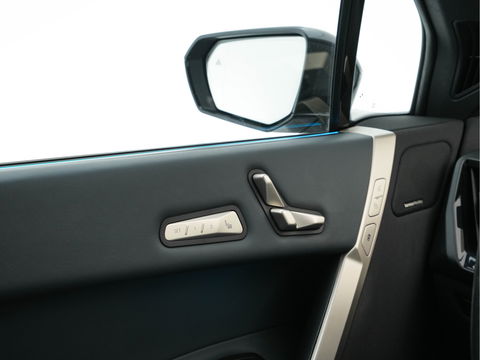 BMW iX xDrive40 High Executive 77 kWh ( 3-Fase ) {SOH-100%} (INCL-BTW) Aut. *PANO | HEAD-UP | HARMAN/KARDON-SURROUND | SOFT-CLOSE | DAB+ | DIGI-COCKPIT | HEATED-COMFORTSEATS | FULL-LED | CARPLAY | TOWBAR | AMBIENT-LIGHT | TOPVIEW | MEMORY-PACK |