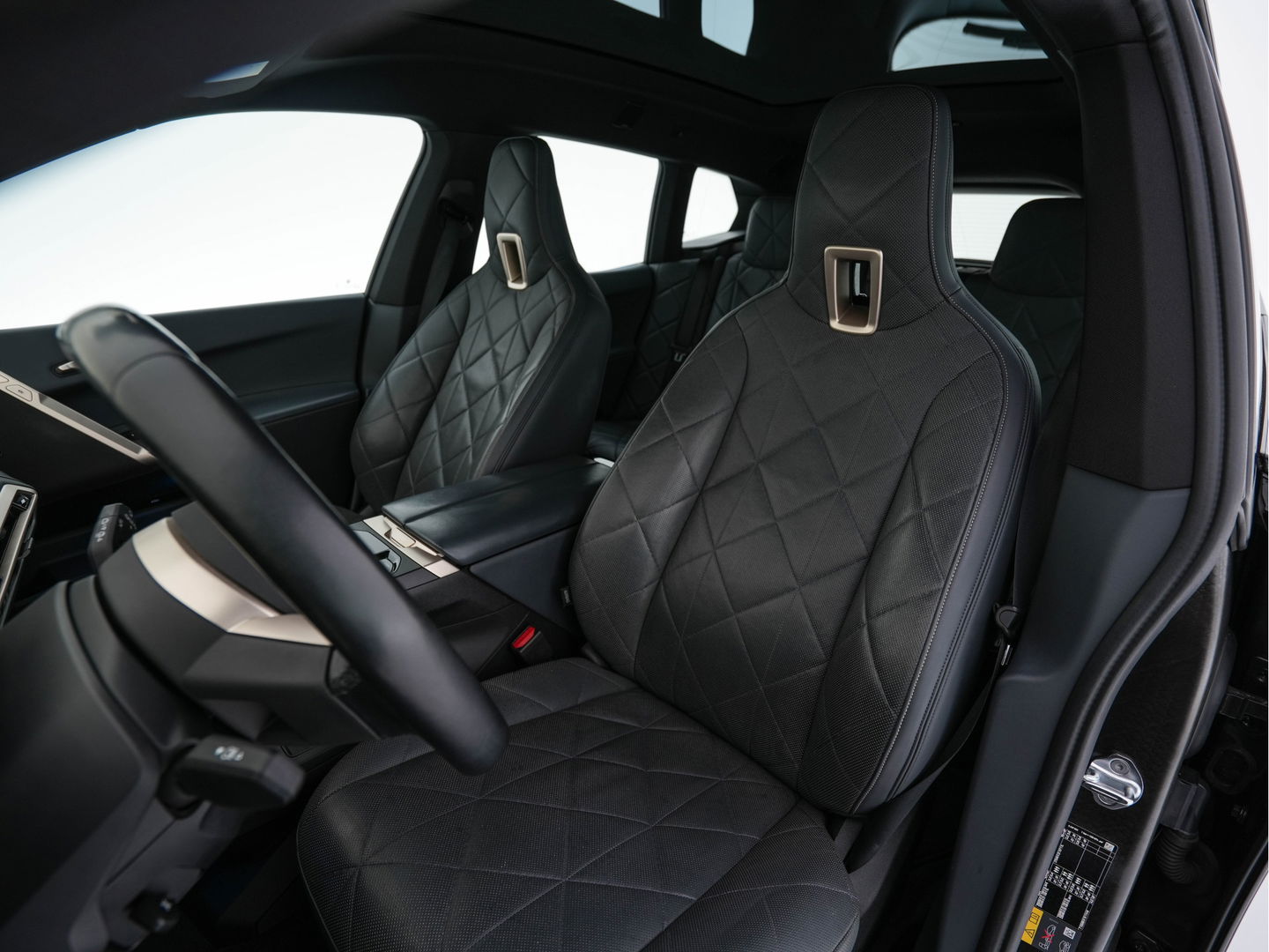 BMW iX xDrive40 High Executive 77 kWh ( 3-Fase ) {SOH-100%} (INCL-BTW) Aut. *PANO | HEAD-UP | HARMAN/KARDON-SURROUND | SOFT-CLOSE | DAB+ | DIGI-COCKPIT | HEATED-COMFORTSEATS | FULL-LED | CARPLAY | TOWBAR | AMBIENT-LIGHT | TOPVIEW | MEMORY-PACK |