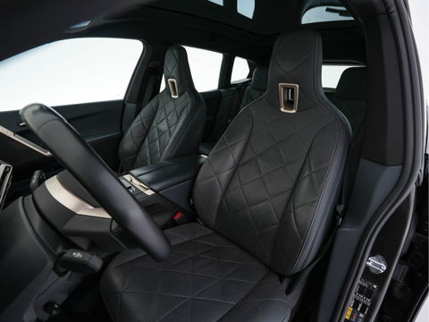 BMW iX xDrive40 High Executive 77 kWh ( 3-Fase ) {SOH-100%} (INCL-BTW) Aut. *PANO | HEAD-UP | HARMAN/KARDON-SURROUND | SOFT-CLOSE | DAB+ | DIGI-COCKPIT | HEATED-COMFORTSEATS | FULL-LED | CARPLAY | TOWBAR | AMBIENT-LIGHT | TOPVIEW | MEMORY-PACK |