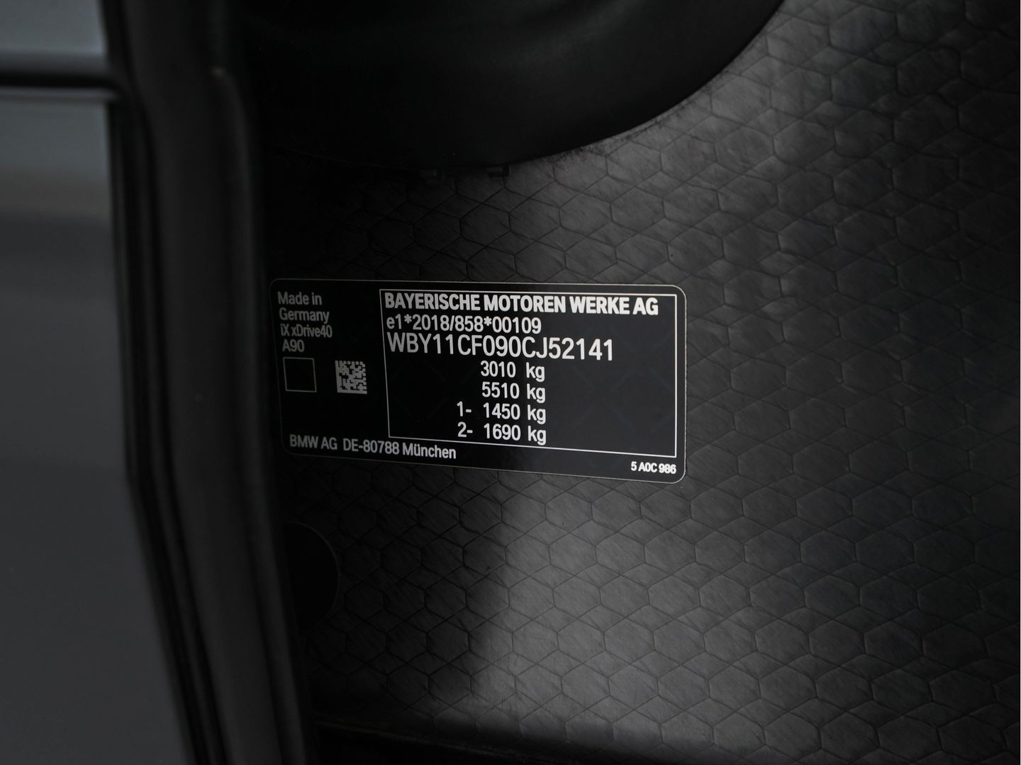 BMW iX xDrive40 High Executive 77 kWh ( 3-Fase ) {SOH-100%} (INCL-BTW) Aut. *PANO | HEAD-UP | HARMAN/KARDON-SURROUND | SOFT-CLOSE | DAB+ | DIGI-COCKPIT | HEATED-COMFORTSEATS | FULL-LED | CARPLAY | TOWBAR | AMBIENT-LIGHT | TOPVIEW | MEMORY-PACK |