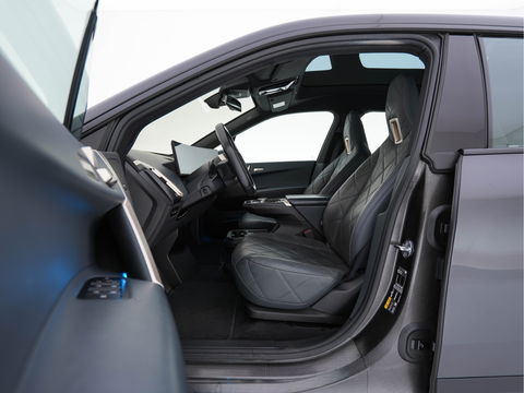 BMW iX xDrive40 High Executive 77 kWh ( 3-Fase ) {SOH-100%} (INCL-BTW) Aut. *PANO | HEAD-UP | HARMAN/KARDON-SURROUND | SOFT-CLOSE | DAB+ | DIGI-COCKPIT | HEATED-COMFORTSEATS | FULL-LED | CARPLAY | TOWBAR | AMBIENT-LIGHT | TOPVIEW | MEMORY-PACK |