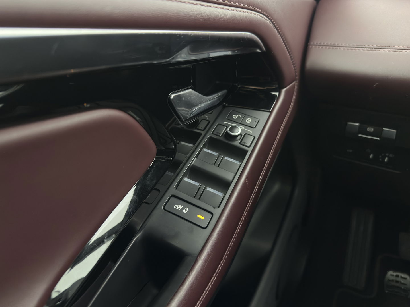 Land Rover Range Rover Evoque 2.0 D150 R-Dynamic *PANO | LUXURY-LEATHER | FULL-LED | NAVI-FULLMAP | CAMERA | KEYLESS | ECC | TOPVIEW | CARPLAY | HEATED-COMFORTSEATS | PDC | CRUISE | PRIVACY-GLASS | 20''ALU*