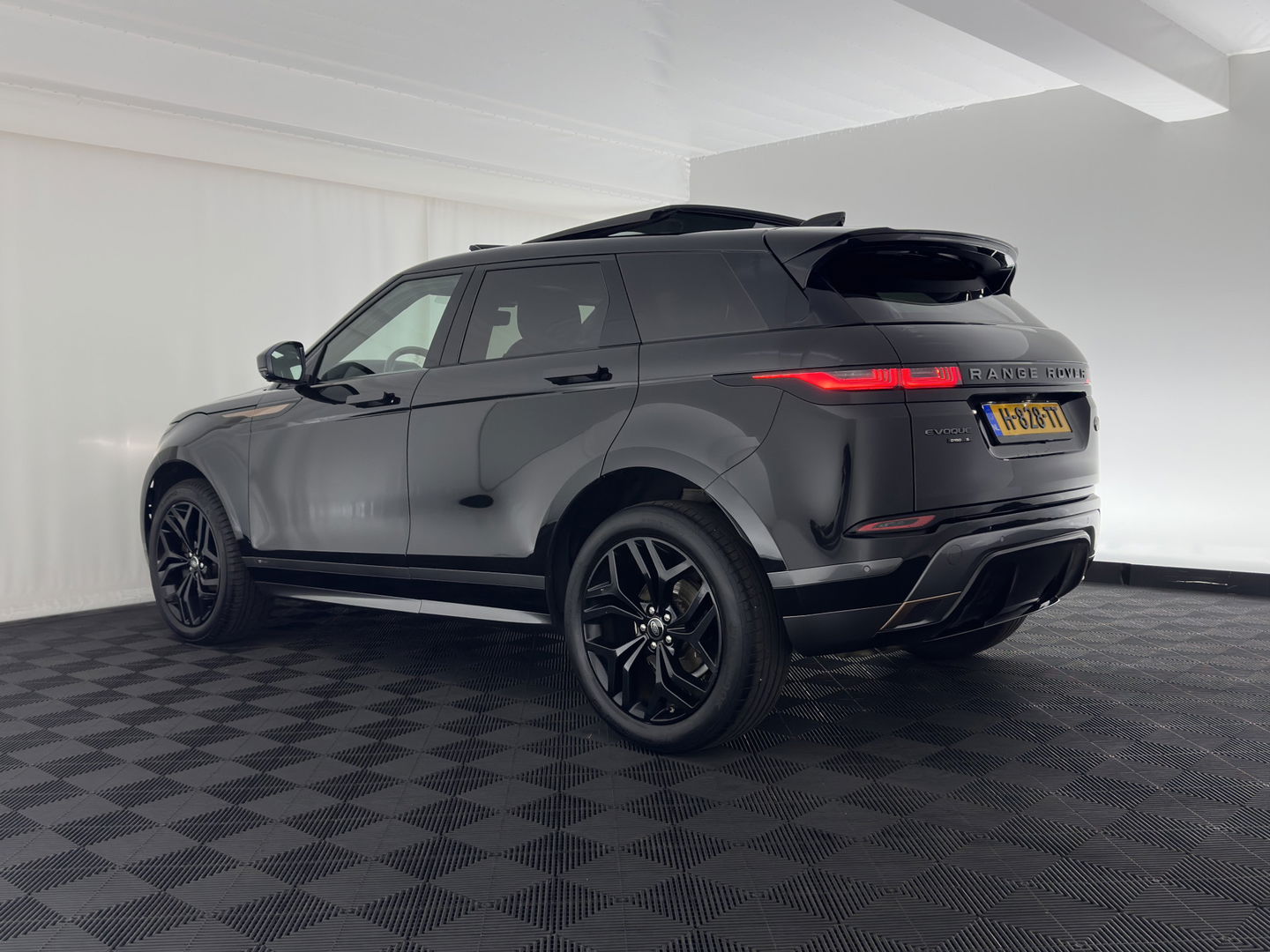 Land Rover Range Rover Evoque 2.0 D150 R-Dynamic *PANO | LUXURY-LEATHER | FULL-LED | NAVI-FULLMAP | CAMERA | KEYLESS | ECC | TOPVIEW | CARPLAY | HEATED-COMFORTSEATS | PDC | CRUISE | PRIVACY-GLASS | 20''ALU*