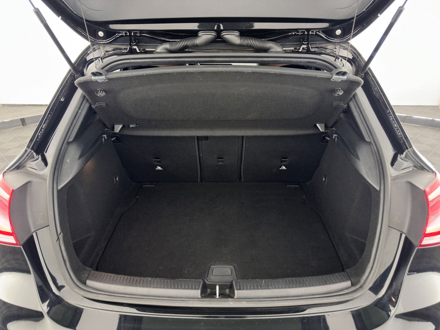 Mercedes-Benz A-Klasse 160 AMG-Sportpack Business-Solution (INCL-BTW) *WIDESCREEN-DIGI-COCKPIT | FULL-LED | LEATHER-MICROFIBRE | CAMERA | DYNAMIC-SELECT | CRUISE | HEATED-SPORTSEATS | PRIVACY-GLASS | DAB | AMBIENT-LIGHT | 18"ALU*