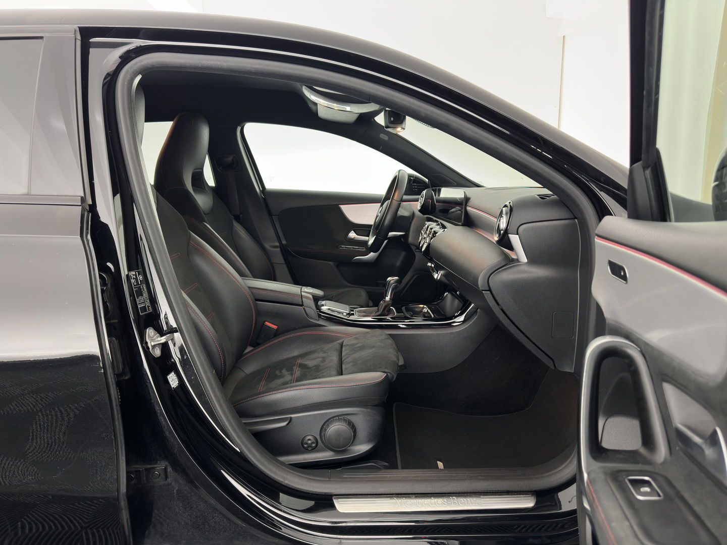 Mercedes-Benz A-Klasse 160 AMG-Sportpack Business-Solution (INCL-BTW) *WIDESCREEN-DIGI-COCKPIT | FULL-LED | LEATHER-MICROFIBRE | CAMERA | DYNAMIC-SELECT | CRUISE | HEATED-SPORTSEATS | PRIVACY-GLASS | DAB | AMBIENT-LIGHT | 18"ALU*