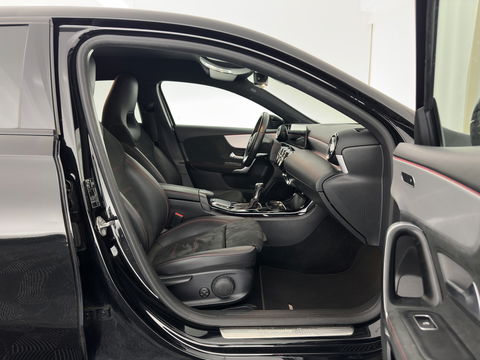 Mercedes-Benz A-Klasse 160 AMG-Sportpack Business-Solution (INCL-BTW) *WIDESCREEN-DIGI-COCKPIT | FULL-LED | LEATHER-MICROFIBRE | CAMERA | DYNAMIC-SELECT | CRUISE | HEATED-SPORTSEATS | PRIVACY-GLASS | DAB | AMBIENT-LIGHT | 18"ALU*