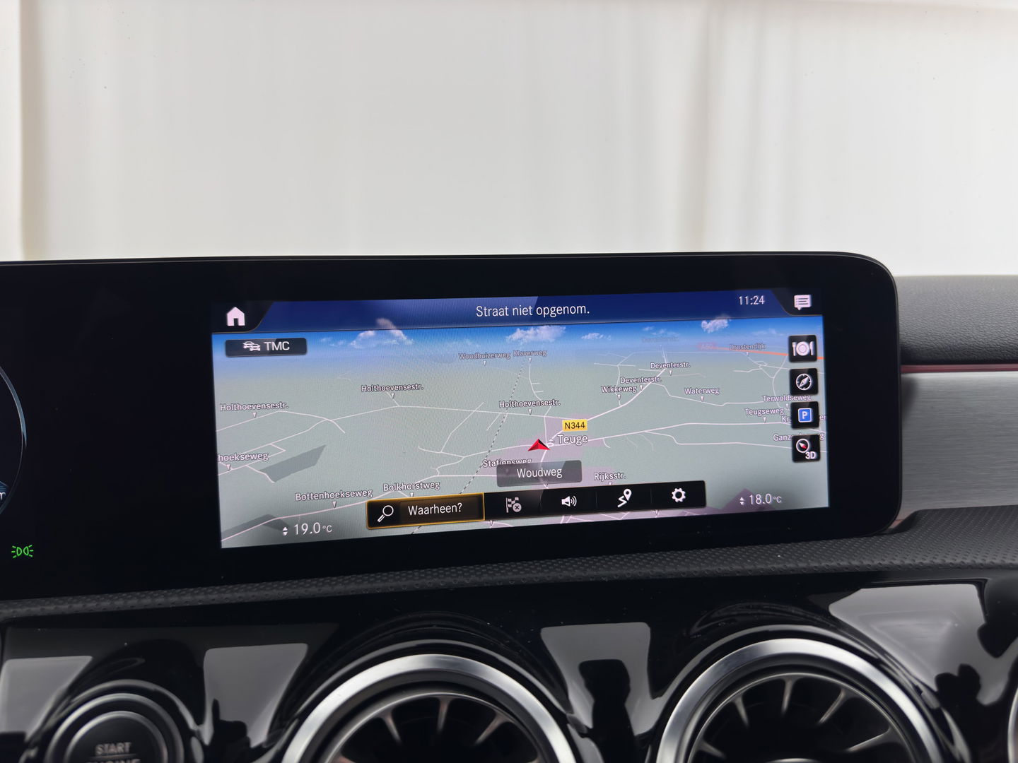 Mercedes-Benz A-Klasse 160 AMG-Sportpack Business-Solution (INCL-BTW) *WIDESCREEN-DIGI-COCKPIT | FULL-LED | LEATHER-MICROFIBRE | CAMERA | DYNAMIC-SELECT | CRUISE | HEATED-SPORTSEATS | PRIVACY-GLASS | DAB | AMBIENT-LIGHT | 18"ALU*