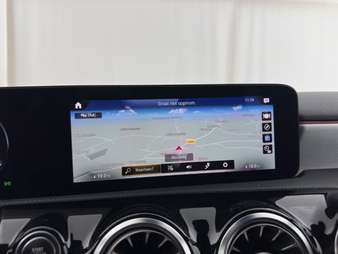 Mercedes-Benz A-Klasse 160 AMG-Sportpack Business-Solution (INCL-BTW) *WIDESCREEN-DIGI-COCKPIT | FULL-LED | LEATHER-MICROFIBRE | CAMERA | DYNAMIC-SELECT | CRUISE | HEATED-SPORTSEATS | PRIVACY-GLASS | DAB | AMBIENT-LIGHT | 18"ALU*