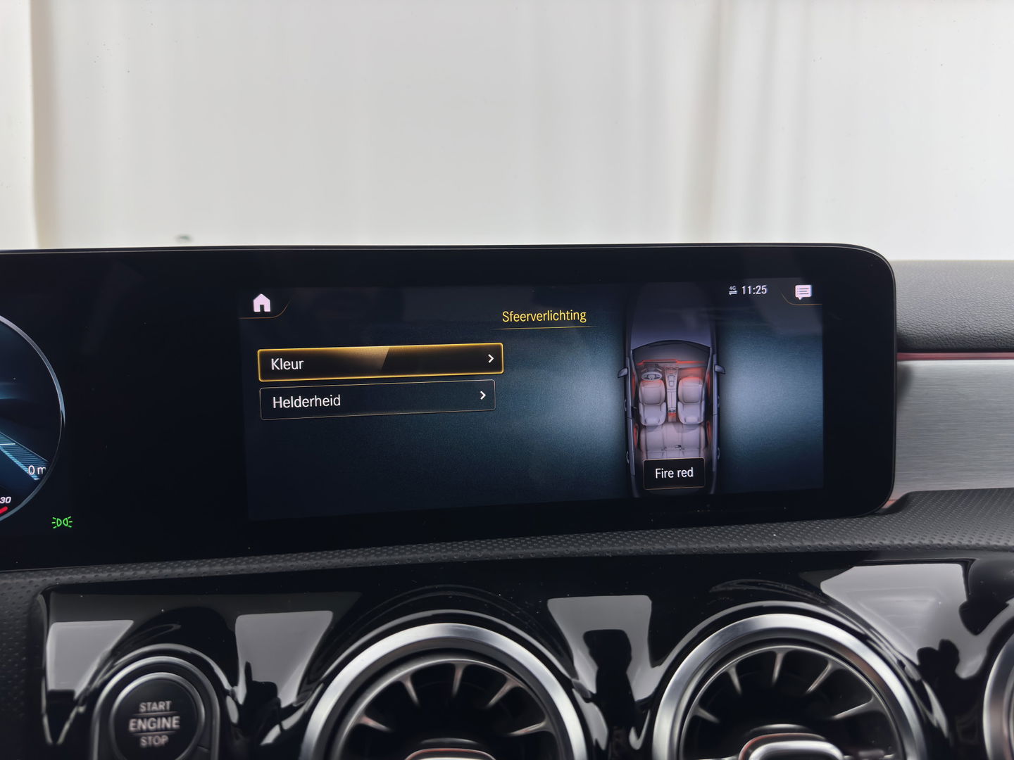 Mercedes-Benz A-Klasse 160 AMG-Sportpack Business-Solution (INCL-BTW) *WIDESCREEN-DIGI-COCKPIT | FULL-LED | LEATHER-MICROFIBRE | CAMERA | DYNAMIC-SELECT | CRUISE | HEATED-SPORTSEATS | PRIVACY-GLASS | DAB | AMBIENT-LIGHT | 18"ALU*