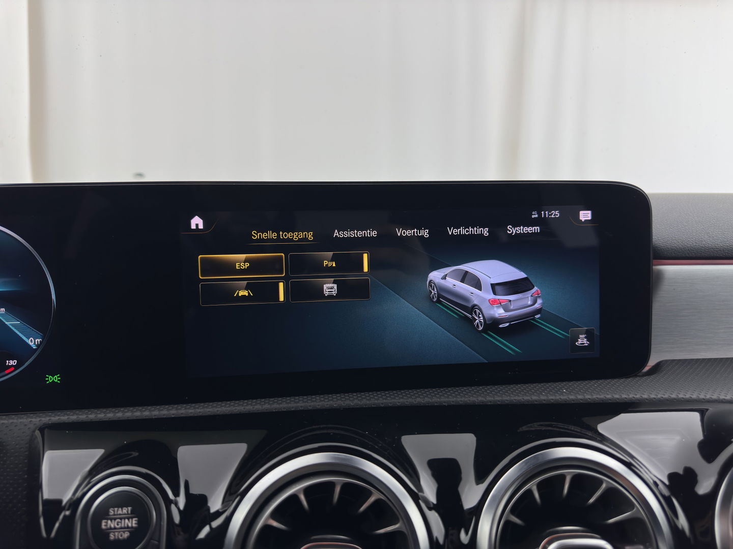 Mercedes-Benz A-Klasse 160 AMG-Sportpack Business-Solution (INCL-BTW) *WIDESCREEN-DIGI-COCKPIT | FULL-LED | LEATHER-MICROFIBRE | CAMERA | DYNAMIC-SELECT | CRUISE | HEATED-SPORTSEATS | PRIVACY-GLASS | DAB | AMBIENT-LIGHT | 18"ALU*