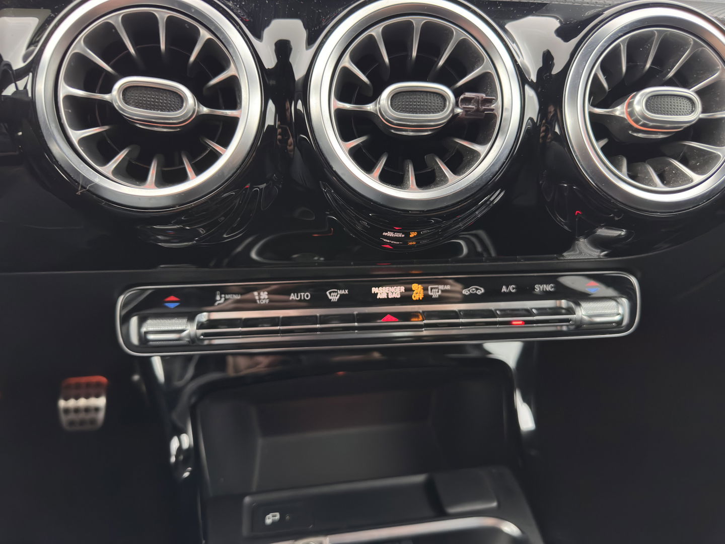 Mercedes-Benz A-Klasse 160 AMG-Sportpack Business-Solution (INCL-BTW) *WIDESCREEN-DIGI-COCKPIT | FULL-LED | LEATHER-MICROFIBRE | CAMERA | DYNAMIC-SELECT | CRUISE | HEATED-SPORTSEATS | PRIVACY-GLASS | DAB | AMBIENT-LIGHT | 18"ALU*