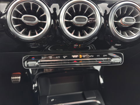 Mercedes-Benz A-Klasse 160 AMG-Sportpack Business-Solution (INCL-BTW) *WIDESCREEN-DIGI-COCKPIT | FULL-LED | LEATHER-MICROFIBRE | CAMERA | DYNAMIC-SELECT | CRUISE | HEATED-SPORTSEATS | PRIVACY-GLASS | DAB | AMBIENT-LIGHT | 18"ALU*