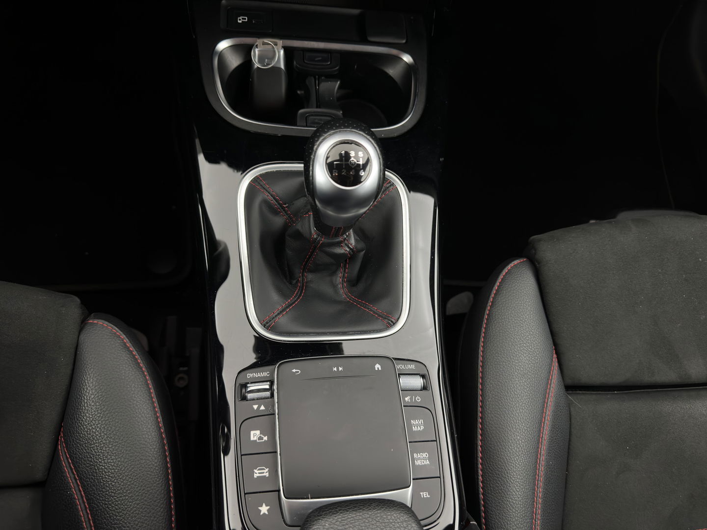 Mercedes-Benz A-Klasse 160 AMG-Sportpack Business-Solution (INCL-BTW) *WIDESCREEN-DIGI-COCKPIT | FULL-LED | LEATHER-MICROFIBRE | CAMERA | DYNAMIC-SELECT | CRUISE | HEATED-SPORTSEATS | PRIVACY-GLASS | DAB | AMBIENT-LIGHT | 18"ALU*