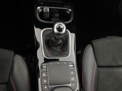 Mercedes-Benz A-Klasse 160 AMG-Sportpack Business-Solution (INCL-BTW) *WIDESCREEN-DIGI-COCKPIT | FULL-LED | LEATHER-MICROFIBRE | CAMERA | DYNAMIC-SELECT | CRUISE | HEATED-SPORTSEATS | PRIVACY-GLASS | DAB | AMBIENT-LIGHT | 18"ALU*