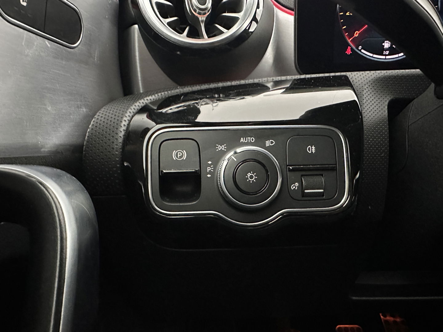 Mercedes-Benz A-Klasse 160 AMG-Sportpack Business-Solution (INCL-BTW) *WIDESCREEN-DIGI-COCKPIT | FULL-LED | LEATHER-MICROFIBRE | CAMERA | DYNAMIC-SELECT | CRUISE | HEATED-SPORTSEATS | PRIVACY-GLASS | DAB | AMBIENT-LIGHT | 18"ALU*