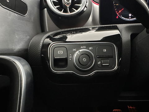 Mercedes-Benz A-Klasse 160 AMG-Sportpack Business-Solution (INCL-BTW) *WIDESCREEN-DIGI-COCKPIT | FULL-LED | LEATHER-MICROFIBRE | CAMERA | DYNAMIC-SELECT | CRUISE | HEATED-SPORTSEATS | PRIVACY-GLASS | DAB | AMBIENT-LIGHT | 18"ALU*