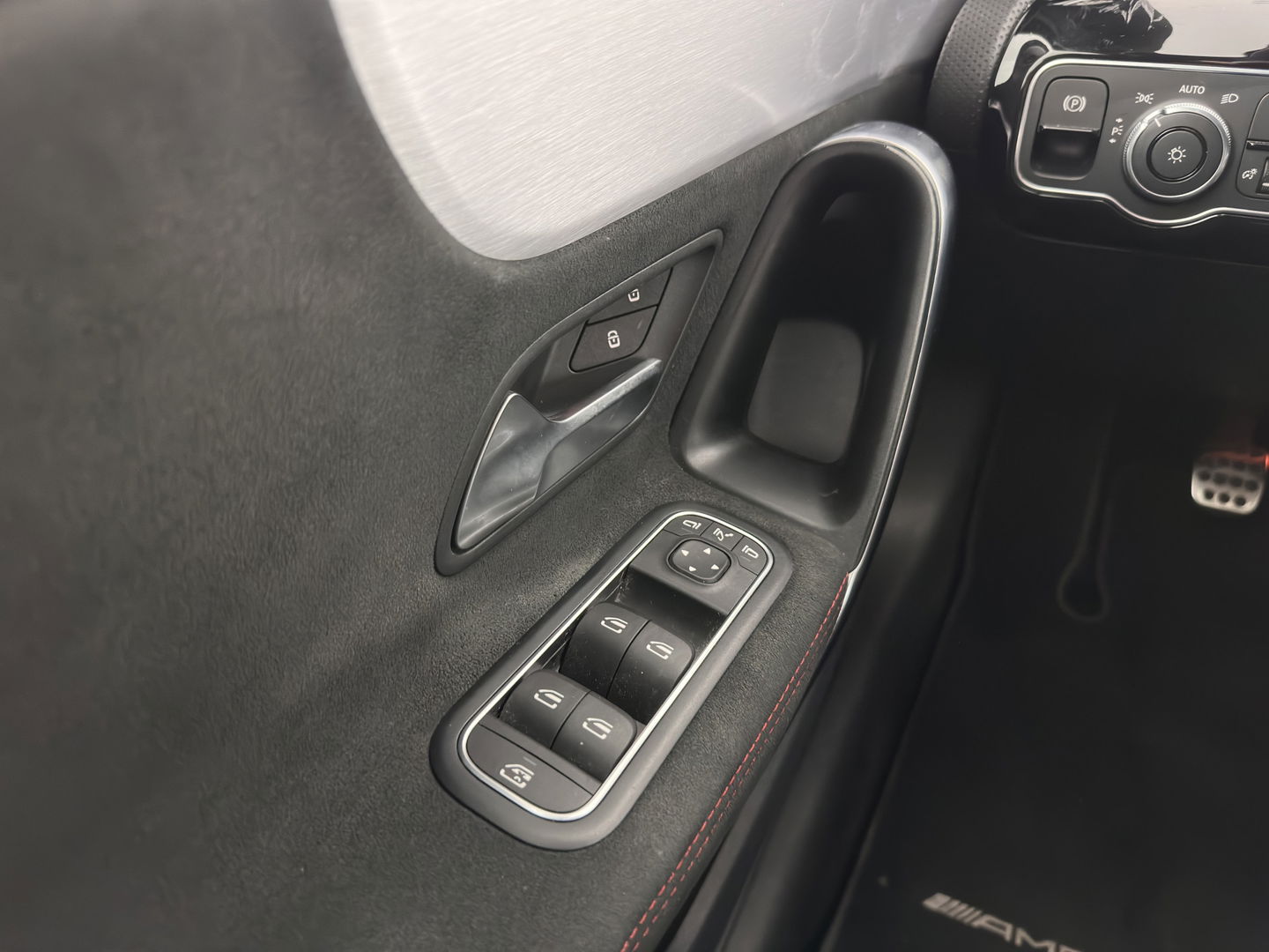 Mercedes-Benz A-Klasse 160 AMG-Sportpack Business-Solution (INCL-BTW) *WIDESCREEN-DIGI-COCKPIT | FULL-LED | LEATHER-MICROFIBRE | CAMERA | DYNAMIC-SELECT | CRUISE | HEATED-SPORTSEATS | PRIVACY-GLASS | DAB | AMBIENT-LIGHT | 18"ALU*