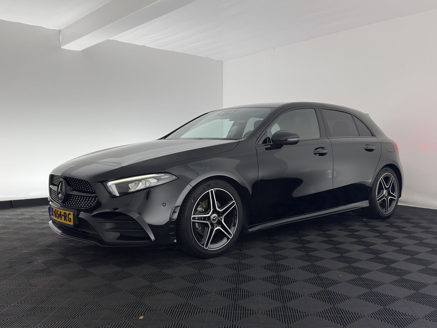 Mercedes-Benz A-Klasse 160 AMG-Sportpack Business-Solution (INCL-BTW) *WIDESCREEN-DIGI-COCKPIT | FULL-LED | LEATHER-MICROFIBRE | CAMERA | DYNAMIC-SELECT | CRUISE | HEATED-SPORTSEATS | PRIVACY-GLASS | DAB | AMBIENT-LIGHT | 18"ALU*